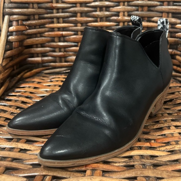 Nine West Shia Ankle Boots Womens 9
Black Pull On
Snake Print V Cut - Picture 2 of 10